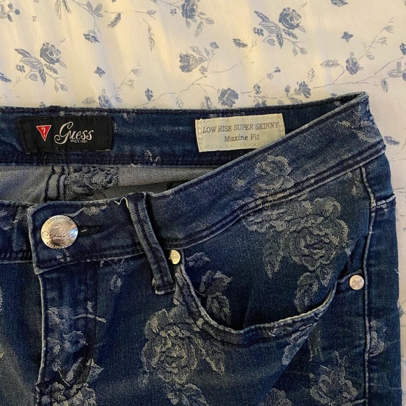 Guess Jeans floral low-rise skinny jean - Picture 4 of 4